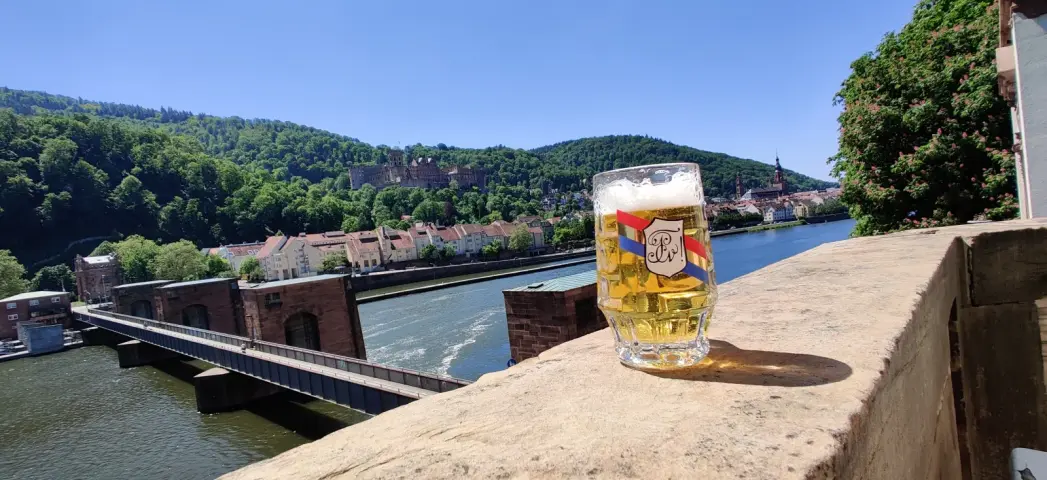 Ausblick vom Seniorbalkon, mit Bier